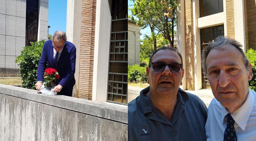 Visita dei compagno Umberto Costi e Claudio Maria Ricozzi alla tomba del presidente Giuseppe Saragat.